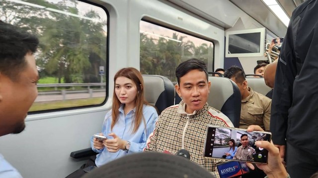 Momen Cawapres Gibran Rakabuming Raka keretaan bareng Wali Kota Medan Bobby Nasution dari Bandara Kualanamu menuju Kota Medan, Sabtu (18/11/2023). Foto: Dok. Istimewa