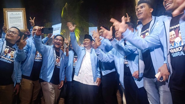 Prabowo Subianto menghadiri deklarasi dukungan dari relawan Matahari Pagi di Rumah Kertanegara Nomor 4, Sabtu (18/11/2023). Foto: Thomas Bosco/kumparan