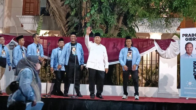 Prabowo Subianto menghadiri deklarasi dukungan dari relawan Matahari Pagi di Rumah Kertanegara Nomor 4, Sabtu (18/11/2023). Foto: Thomas Bosco/kumparan