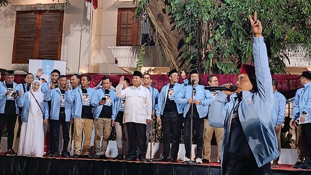 Prabowo Subianto menghadiri deklarasi dukungan dari relawan Matahari Pagi di Rumah Kertanegara Nomor 4, Sabtu (18/11/2023). Foto: Thomas Bosco/kumparan