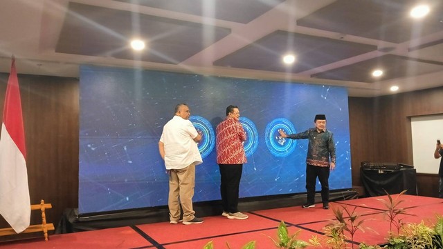Wakil Menteri Ketenagakerjaan Afriansyah Noor (kiri), Direktur Operasional PT Taspen Ariyandi (tengah), Gubernur Jambi Al Haris (kanan)/Istimewa