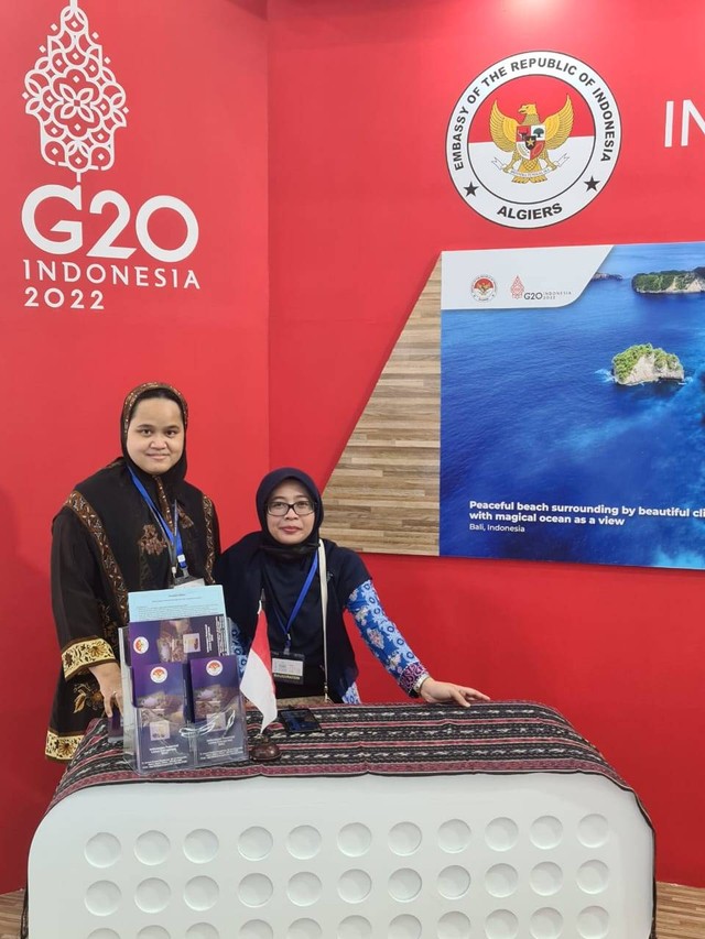 Bersama Mbak Erry (kiri) di pameran internasional di Aljazair tahun 2022. Foto: dokumentasi pribadi