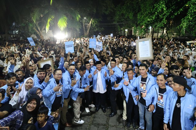 Prabowo Subianto bersama relawan Matahari Pagi saat menerima deklarasi dukungan dari relawan Matahari Pagi di Jakarta, Sabtu (18/11/2023). Foto: Dok. Istimewa