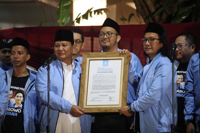 Prabowo Subianto bersama relawan Matahari Pagi saat menerima deklarasi dukungan dari relawan Matahari Pagi di Jakarta, Sabtu (18/11/2023). Foto: Dok. Istimewa