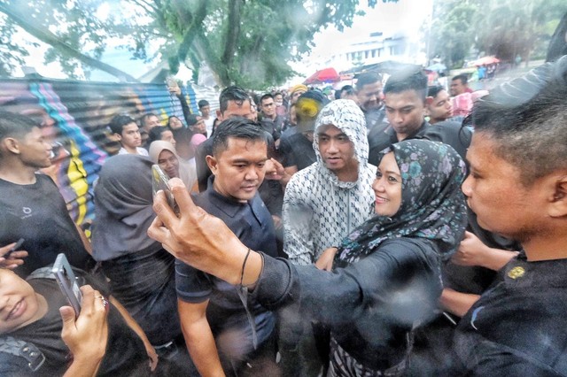 Gibran Rakabuming bertemu dengan warga saat car free day (CFD) di Lapangan Merdeka, Medan, Minggu (19/11/2023).  Foto: Dok. Istimewa
