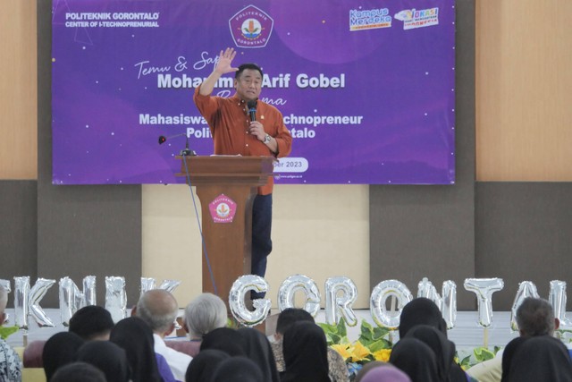 Wakil Ketua DPR RI Bidang Korinbang, Rachmat Gobel meminta para mahasiswa dan mahasiswi Politeknik Gorontalo untuk lebih fokus pada peningkatan kualitas diri, Sabtu (18/11). dok, istimewa