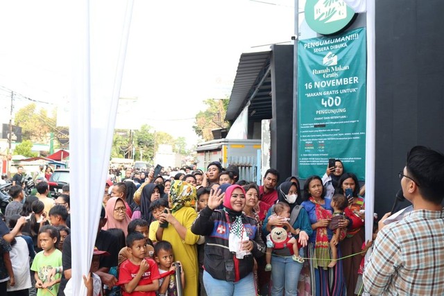 Konten kreator, Richard Theodore membuka Rumah Makan Gratis di Tangerang (16/11/23). Foto: Dok. Istimewa