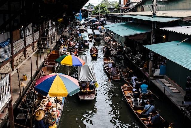 Ilustrasi Wahana Floating Market Lembang. Sumber foto: Unsplash/Frida Aguilar Estrada