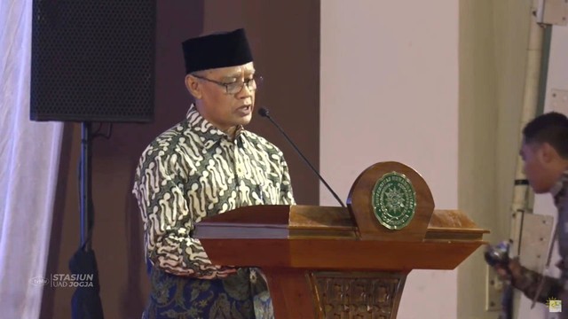 Ketua PP Muhammadiyah Haedar Nashir memberikan sambutan pada Milad ke-111 Muhammadiyah. Foto: Youtube/ Muhammadiyah Channel