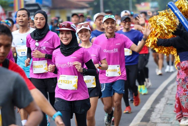 Istri Ganjar Pranowo, Atikoh Supriyanti finish Borobudur Marathon 42KM.  Foto: Dok. Istimewa
