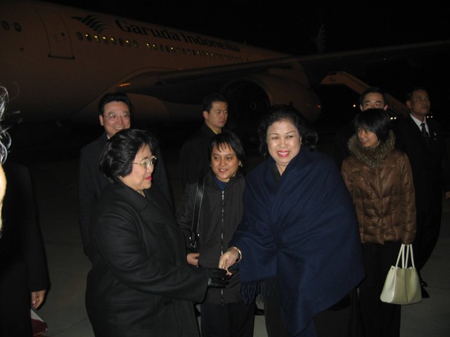 Ibu Dewi saat bertugas sebagai penerjemah Presiden Megawati Sukarnoputri pada saat transit di Shanghai, Tiongkok sekitar tahun 2003. Foto: dokumentasi pribadi