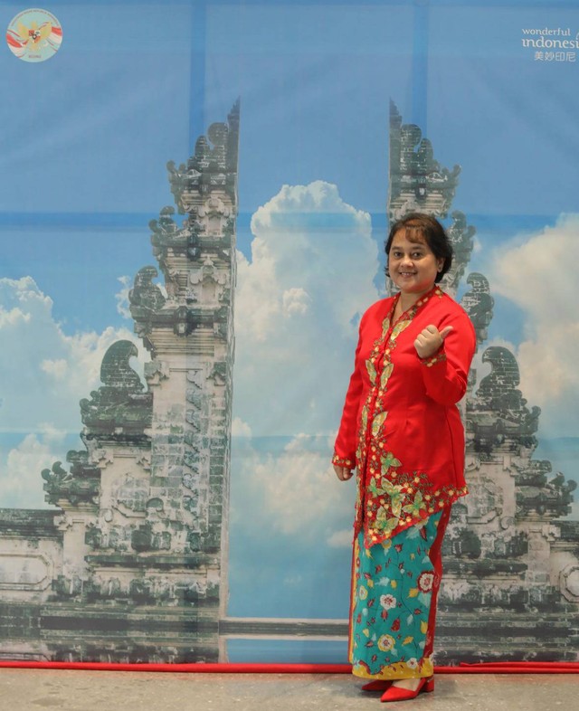 Ibu Dewi saat bertugas dalam promosi Indonesia di Beijing, Tiongkok tahun 2021. Foto: dokumentasi pribadi