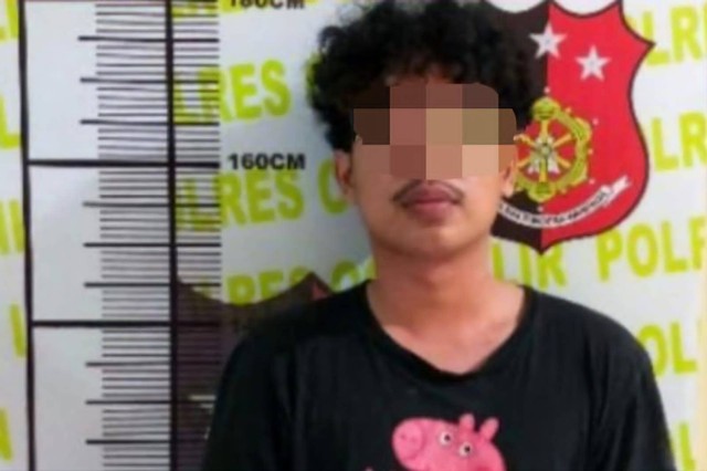 Mahasiswa UNSRI bernama  Diat Putra Nurkesuma  saat ditangkap polisi. (ist)
