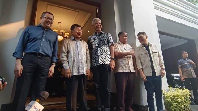 Capres Ganjar Pranowo bersama Tim Pemenangan Nasional (TPN) Ganjar-Mahfud menyambangi kediaman Wakil Presiden RI ke-10 dan ke-12 Jusuf Kalla di kediamannya di Jalan Brawijaya, Jakarta, Minggu (19/11/2023). Foto: Hedi/kumparan