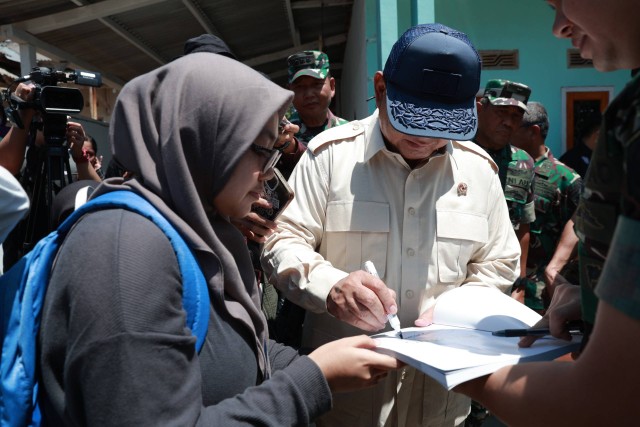 Menteri Pertahanan  Prabowo Subianto meresmikan 15 titik bantuan sumber air bersih di 6 wilayah Jawa Barat dan Banten. Peresmian tersebut dipusatkan di Desa Pamubulan, Kabupaten Lebak, Banten, Minggu (19/11/2023). Foto: Dok. Istimewa