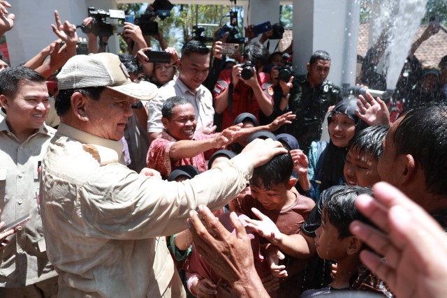 Menteri Pertahanan  Prabowo Subianto meresmikan 15 titik bantuan sumber air bersih di 6 wilayah Jawa Barat dan Banten. Peresmian tersebut dipusatkan di Desa Pamubulan, Kabupaten Lebak, Banten, Minggu (19/11/2023). Foto: Dok. Istimewa