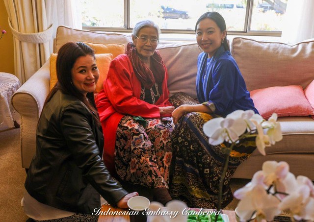 Ibu Isti (tengah) bersama masyarakat Indonesia (Foto: Dok. KBRI Canberra)