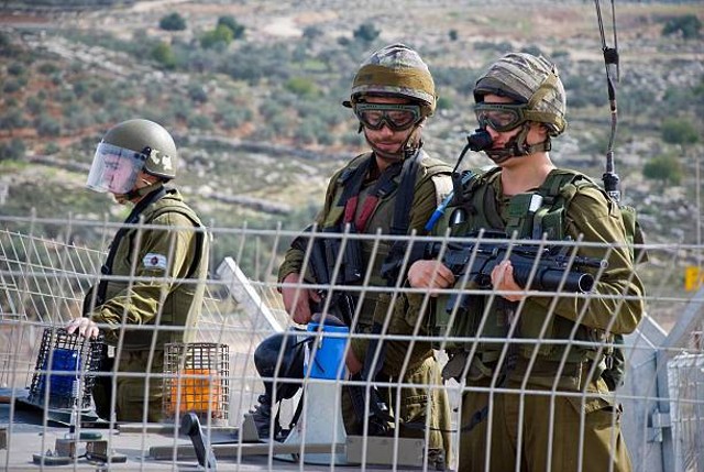 Tentara Israel selalu membawa senjata di daerah pendudukan. Foto: https://www.istockphoto.com/