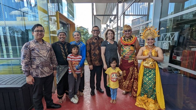 Saya (paling kiri), Pak Murtala (kedua dari kiri), dan Konsul Jenderal RI Sydney (tengah) di sela-sela pertunjukan Suara Indonesia Dance di MLC School, Sydney. (Sumber: KJRI Sydney)