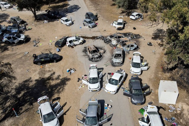 Kendaraan yang ditinggalkan dan terbakar di lokasi di Festival Musik Gurun Supernova 7 Oktober 2023 di dekat Kibbutz Reim di Gurun Negev di Israel selatan. Foto diambil pada 13 Oktober 2023. Foto: Jack Guez/AFP