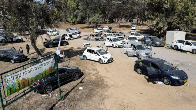 Kendaraan yang ditinggalkan dan dibakar di lokasi serangan 7 Oktober di Festival Musik Gurun Supernova oleh militan Palestina di dekat Kibbutz Reim di Gurun Negev di Israel selatan pada 13 Oktober 2023. Foto: Jack Guez/AFP