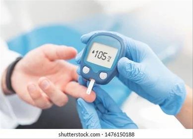 Sumber Foto: https://www.shutterstock.com/image-photo/doctor-checking-blood-sugar-level-glucometer-1476150188