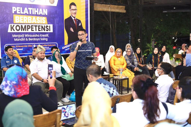 Menparekraf Sandiaga Uno berikan pelatihan kewirausahaan kepada masyarakat di Aming Coffe Podomoro, Kota Pontianak, Kalimantan Barat pada Sabtu (18/11/2023). Foto: Dok. Istimewa