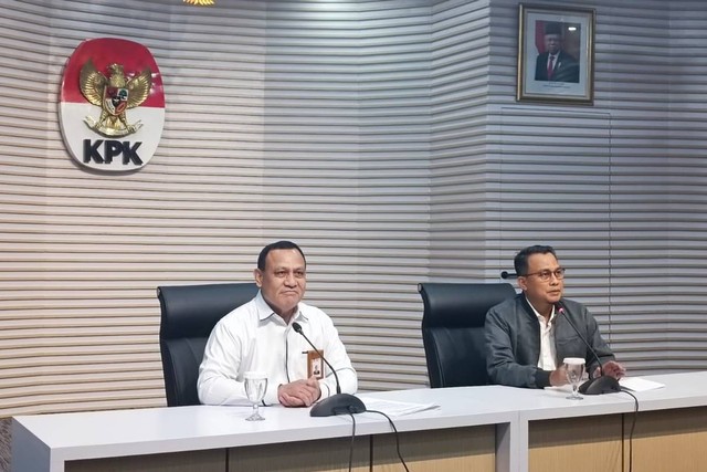 Ketua KPK Firli Bahuri (kiri) memberikan keterangan pers di Gedung Merah Putih, Jakarta, Senin (20/11/2023). Foto: Hedi/kumparan