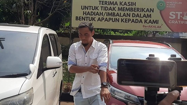 Gunawan Dwi Cahyo tiba di Pengadilan Agama Bogor, Senin (20/11/2023). Foto: Aprilandika Pratama/kumparan