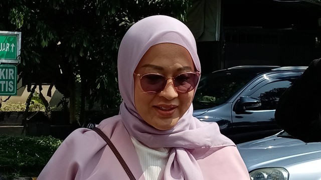 Okie Agustina tiba di Pengadilan Agama Bogor, Senin (20/11/2023). Foto: Aprilandika Pratama/kumparan