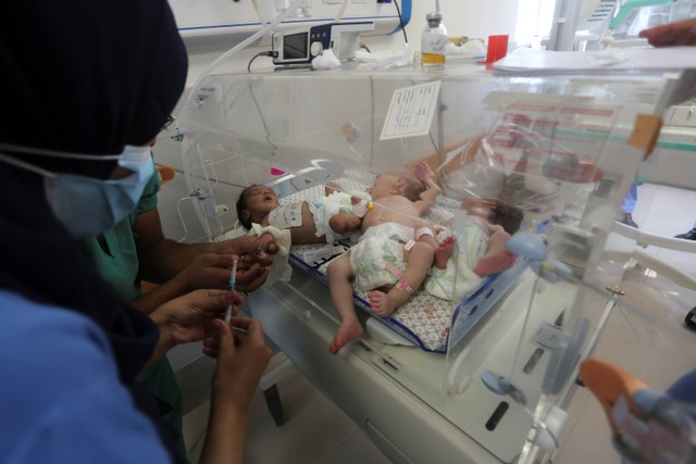 Staf medis merawat bayi Palestina yang lahir prematur yang dibawa dari Rumah Sakit Shifa di Kota Gaza ke rumah sakit di Rafah, Jalur Gaza, Minggu (19/11/2023). Foto: Hatem Ali/AP PHOTO