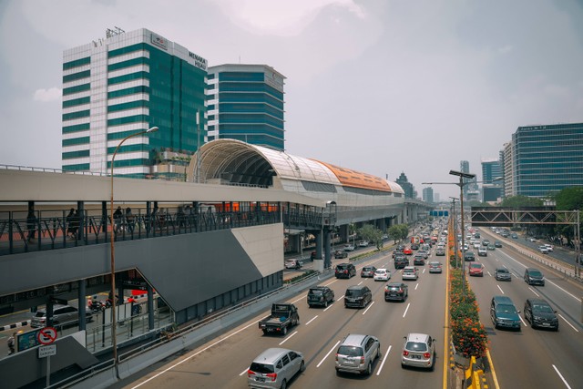 Ilustrasi Tarif LRT Harjamukti-Dukuh Atas. Unsplash/Ega Pamungkas.