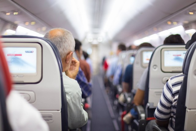 Ilustrasi penumpang pesawat. Foto: Shutterstock