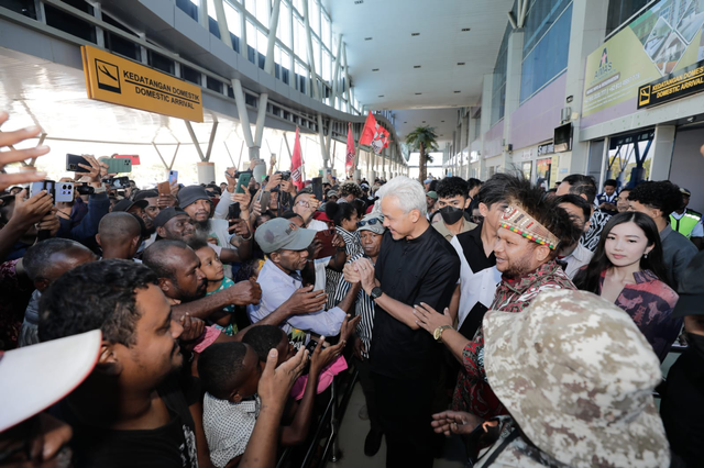 Capres Ganjar Pranowo disambut ribuan masyarakat saat tiba di Bandar Udara Domine Eduard Osok Kota Sorong, Papua Barat Daya, Senin (20/11/2023). Foto: Dok. Istimewa