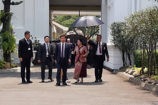 Ketua DPR Puan Maharani bersama ketua parlemen anggota MIKTA usai bertemu Presiden Jokowi di Istana Negara, Jakarta, Senin (20/11/2023). Foto: Nadia Riso/kumparan