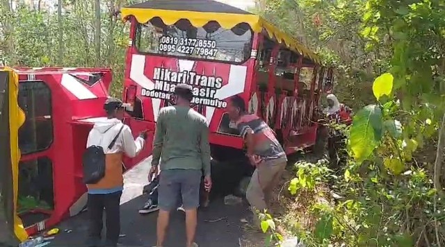 Sebuah kereta kelinci mengalami kecelakaan di Jalan Sumberwatu, Kalurahan Bokoharjo, Kapanewon Prambanan, Kabupaten Sleman, pada Minggu (19/11) kemarin. Foto: Polresta Sleman