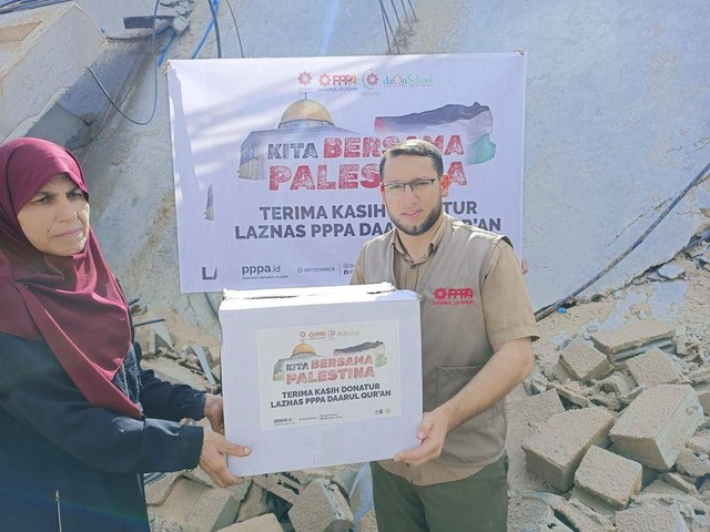 Almarhum Syeikh Isa sedang menyalurkan bantuan untuk saudara muslim Palestina di wilayah Gaza.