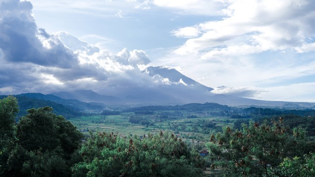 Ilustrasi Gunung yang Ada di Bali. Unsplash/Angga Prasetya.