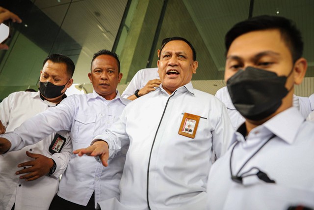 Ketua KPK Firli Bahuri usai menjalani pemeriksaan Dewas KPK di Gedung ACLC KPK RI, Senin (20/11/2023). Foto: Iqbal Firdaus/kumparan