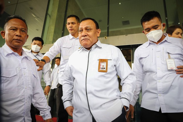 Ketua KPK Firli Bahuri usai menjalani pemeriksaan Dewas KPK di Gedung ACLC KPK RI, Senin (20/11/2023). Foto: Iqbal Firdaus/kumparan