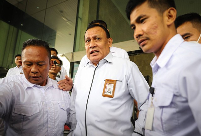 Ketua KPK Firli Bahuri usai menjalani pemeriksaan Dewas KPK di Gedung ACLC KPK RI, Senin (20/11/2023). Foto: Iqbal Firdaus/kumparan