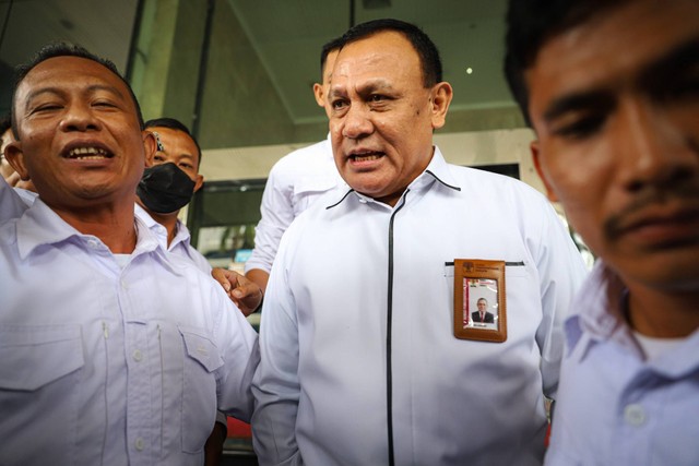 Ketua KPK Firli Bahuri usai menjalani pemeriksaan Dewas KPK di Gedung ACLC KPK RI, Senin (20/11/2023). Foto: Iqbal Firdaus/kumparan