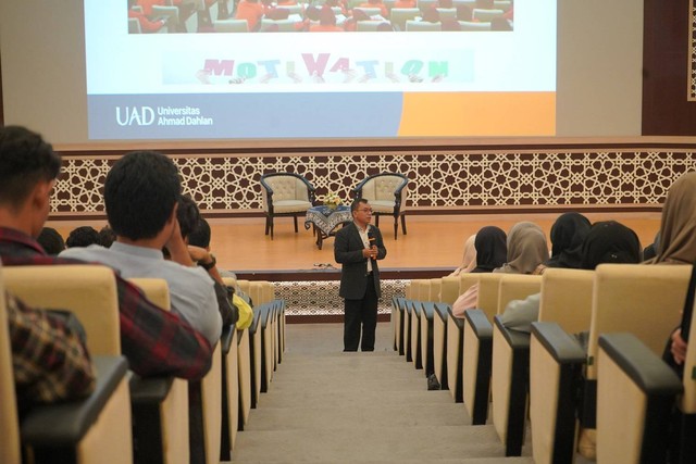 apt. Hendy Restiono, M.P.H. selaku Kepala Bidang Puska Bimawa UAD memberikan sosialisasi MSIB Batch 6 (Dok. Bimawa UAD)