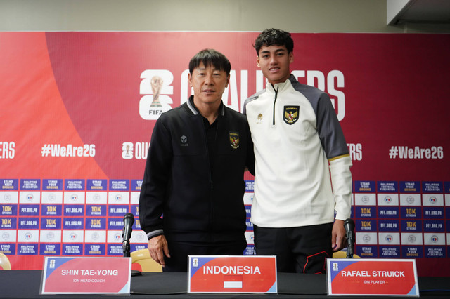 Pelatih Timnas Indonesia Shin Tae-yong dan Rafael Struick memberikan keterangan pers jelang pertandingan Kualifikasi Piala Dunia 2026 antara Indonesia melawan Filipina di Stadion Rizal Memorial, Manila, Filipina, Senin (20/11/2023). Foto: PSSI