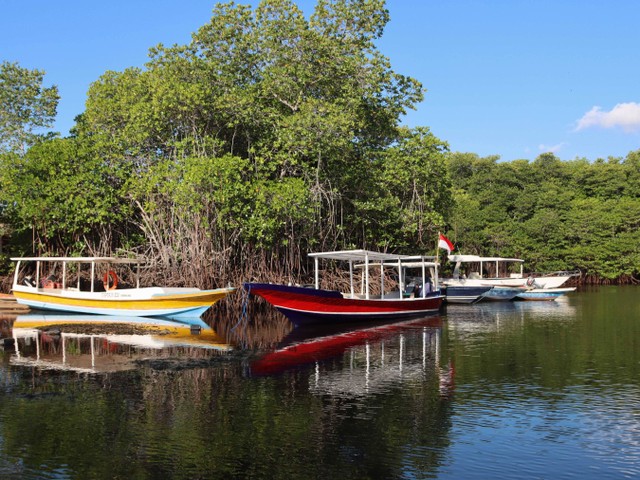 Nusa Lembongan, Klungkung, Indonesia (Sumber: https://unsplash.com/photos/a-group-of-boats-floating-on-top-of-a-lake-Z6cwOg7dMCY)