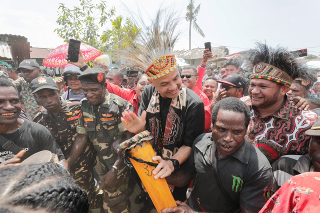 Ganjar bersama ribuan warga Sorong saat memainkan alat musik khas Papua, Senin (20/11/2023). Foto: Dok. Istimewa