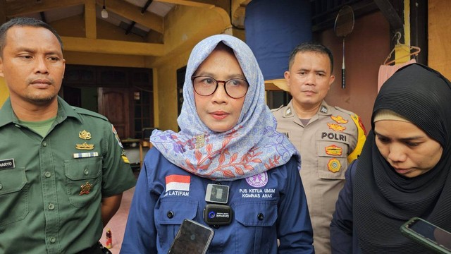 Pejabat sementara (Pjs) Ketua Umum Komnas Anak, Lia Latifa, saat menemui anak 4 tahun yang dianiaya ibu tirinya di Babakan, Kota Tangerang. Foto: Dok. Istimewa