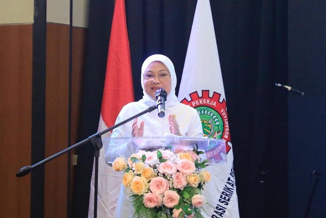 Menaker Ida Fauziyah saat penandatanganan Perjanjian Kerja Bersama Induk antara PTPN dan FSPBUN. Foto: Kemnaker RI