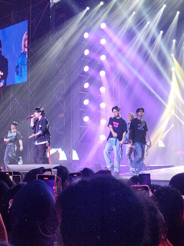Konser iKON bertajuk '2023 iKON World Tour Take Off di Jakarta' yang digelar di Tennis Indoor Stadium Senayan, Minggu (19/11). Foto: Nurlaela/kumparan