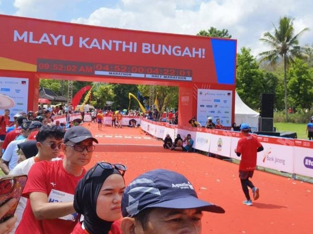 Seorang peserta Borobudur Marathon 2023 menyelesaikan rute hingga garis finish. Foto: Tugu Jogja